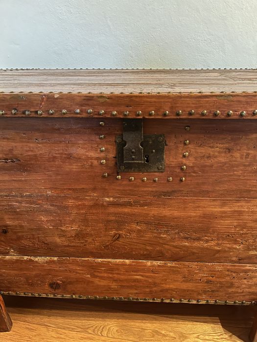 Bau em madeira e ataches de metal