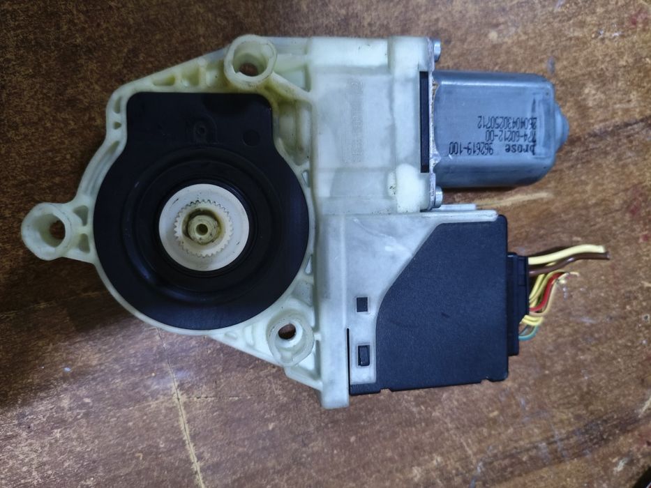 Silnik ponoszenia szyby lewy tył VW Passat B6 08-10 Lift B7 CC moduł