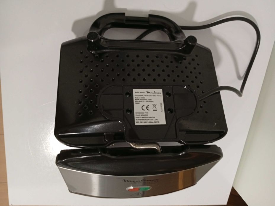 Sanduicheira usada Moulinex tipo prensa, em bom estado.