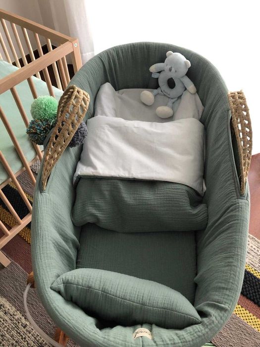 Alcofa para bébé com colchão; resguardos; cobertas e almofadas
