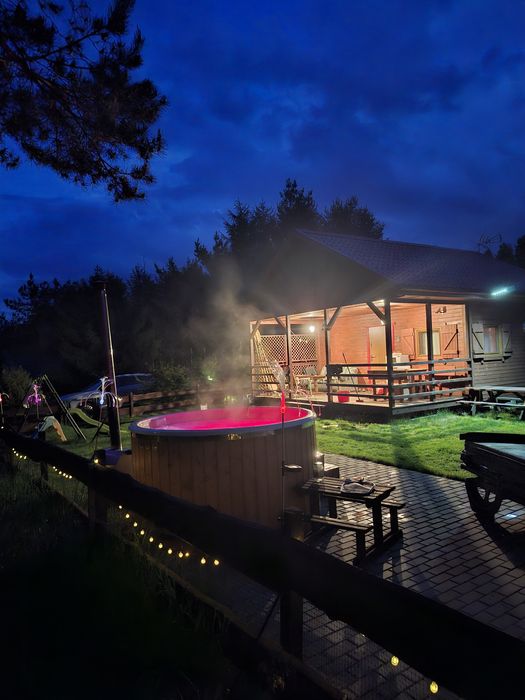 Domek całoroczny z kominkiem nad jeziorem balia z jacuzzi