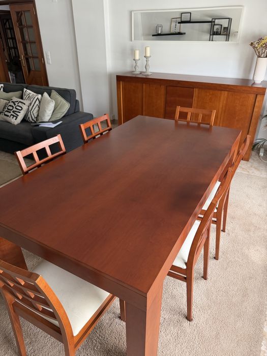 Conjunto mesa + cadeiras + aparador