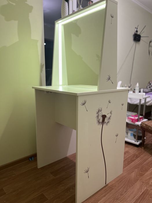 Столик с зеркалом для визажа срочна продажа/ обмін