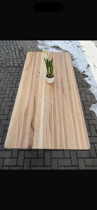 Stół z blatem drewnianym