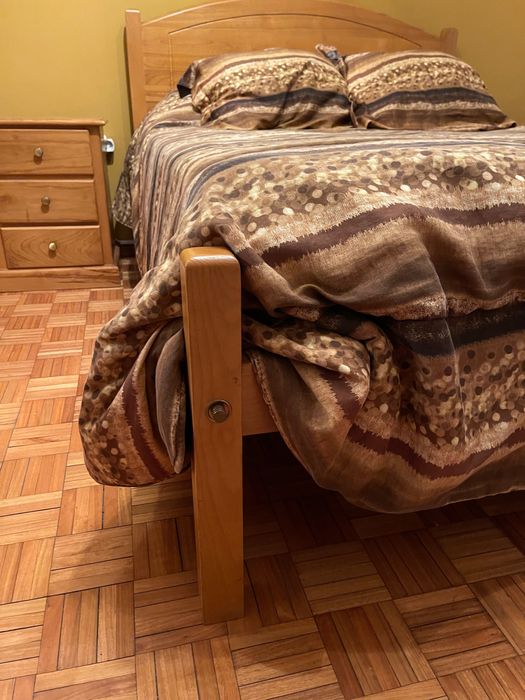 Quarto completo – cama + 2 mesinhas de cabeceira + cómoda + camiseiro