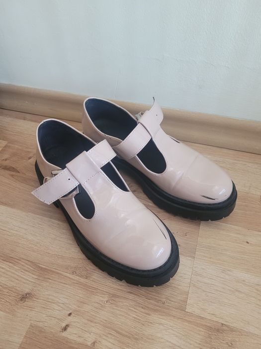 Sprzedam ładne buty dla dziewczynki