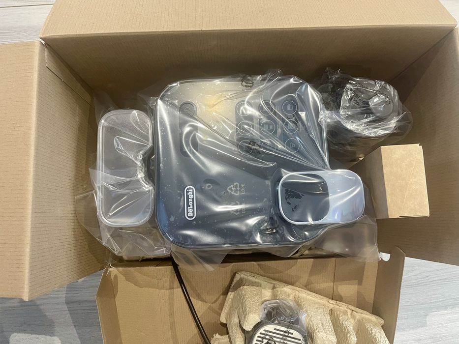 Maquina de cafe Nespresso Gran Lattissima nova