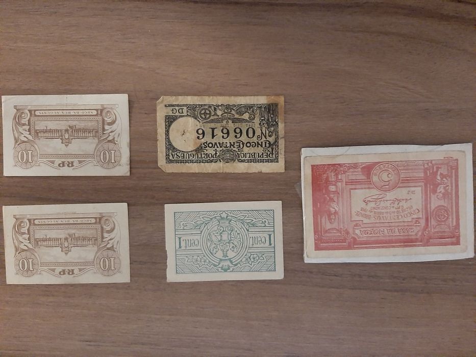 Cédulas de diferentes valores e locais