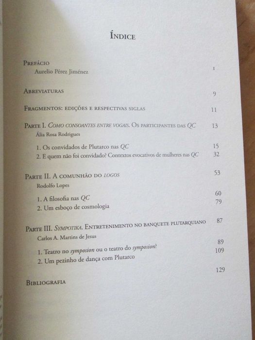 Intervenientes, discussão e entretenimento no banquete de Plutarco