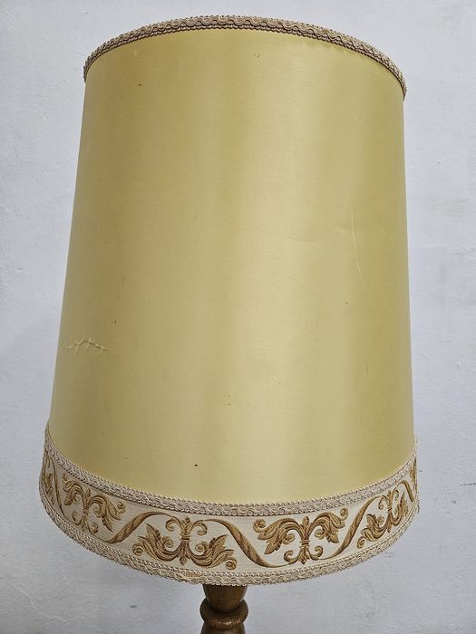 Drewniana lampa stojąca z Francji