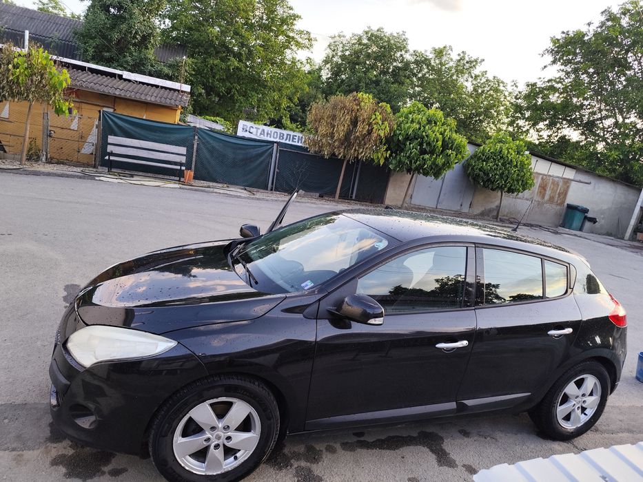 Продам хороший семейный автомобиль