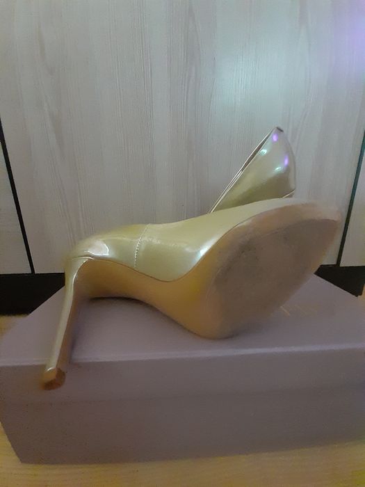 Шикарні шкіряні туфлі, кольору золотий беж