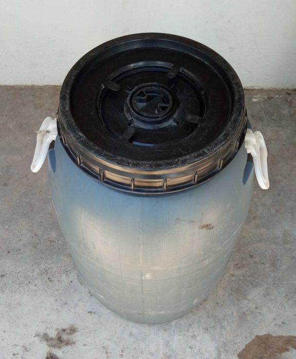 Barrica 100L de plástico com tampa de rosca e alças