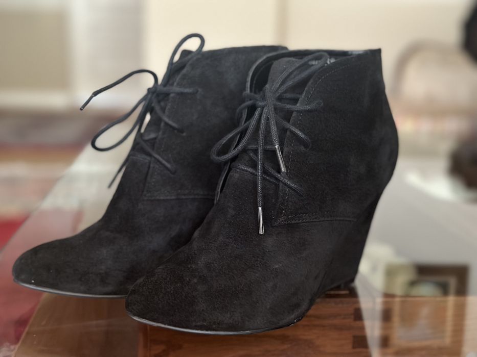 Buty na koturnie zamszowe skórzane Reserved r.38