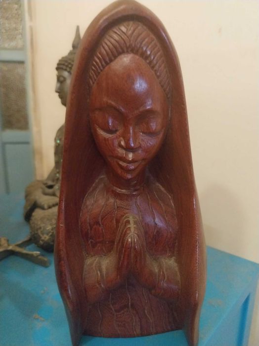 Escultura em madeira- figuras feminina em oração