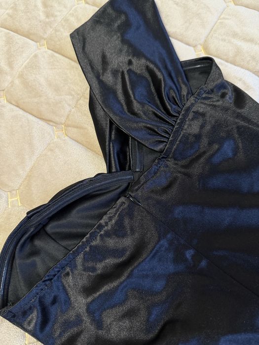 Чорна атласна сукня на одне плече