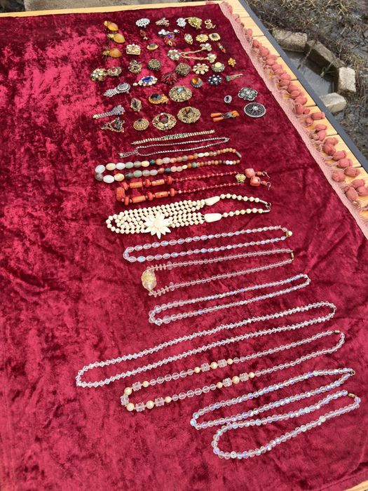 Броши , бусы , бижутерия разная ,