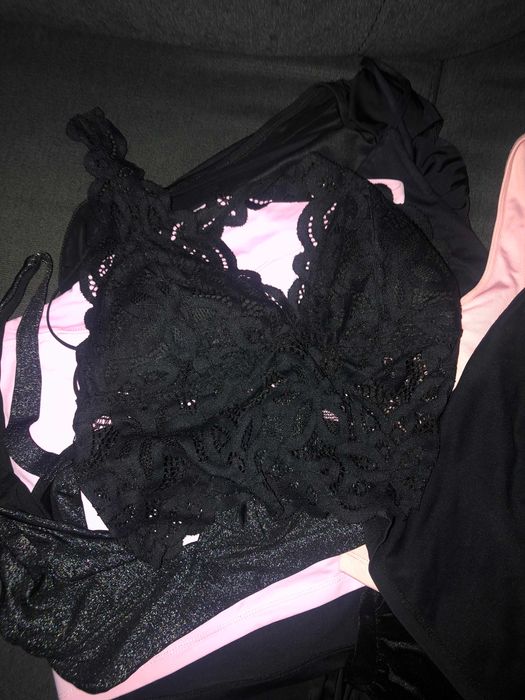 Tops pretos e rosas e Vestido preto