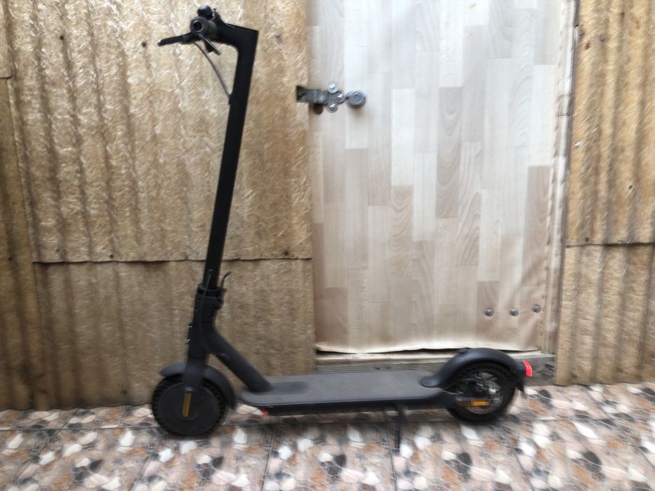 Продам самокат Xiaomi Mi Electric Scooter Essential