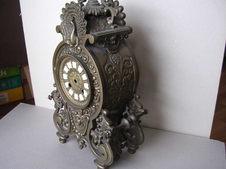 Stary piękny mosiężny zegar kominkowy