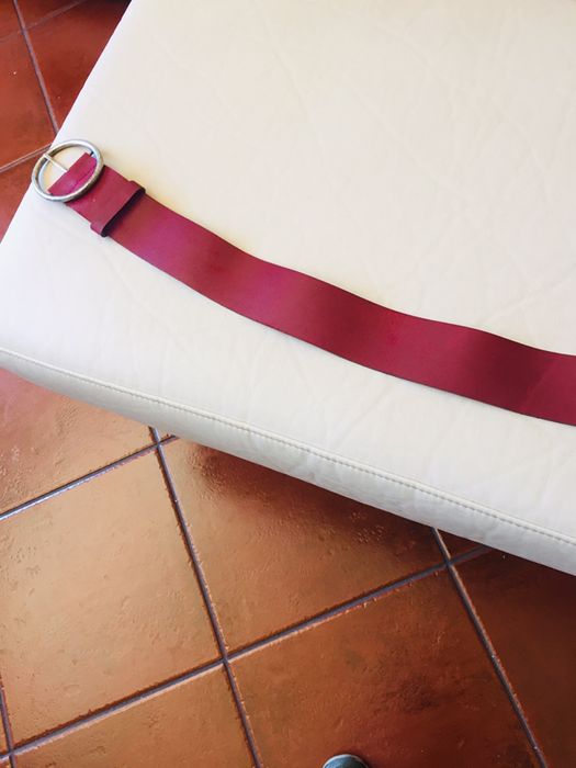 Cintos  em pele  e se missangas ( rigorosamente novo)