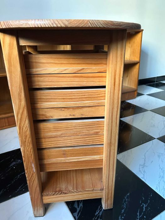 Mesa de gavetas em madeira