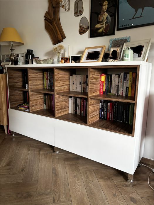 Duża komoda, biblioteka