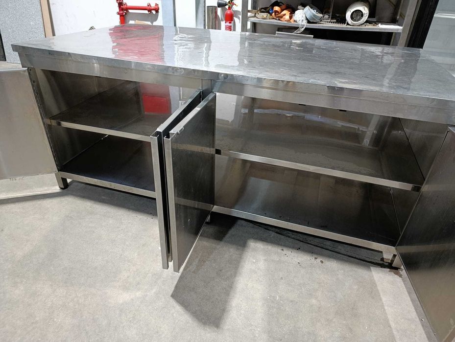 Movel em inox com portas e prateleiras