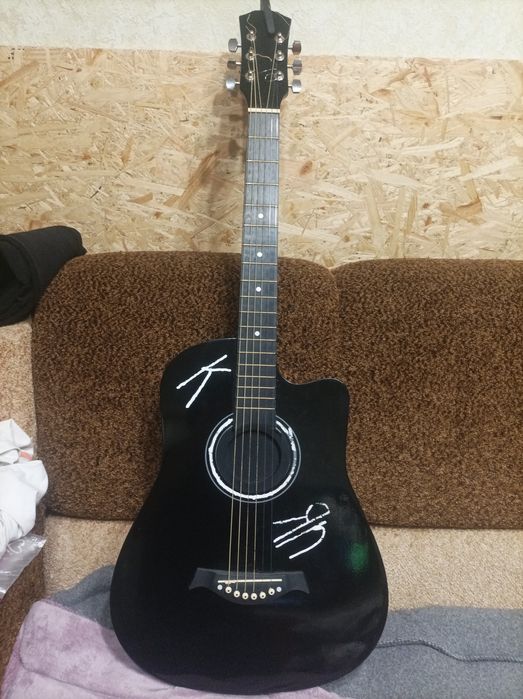 Акустическая гитара