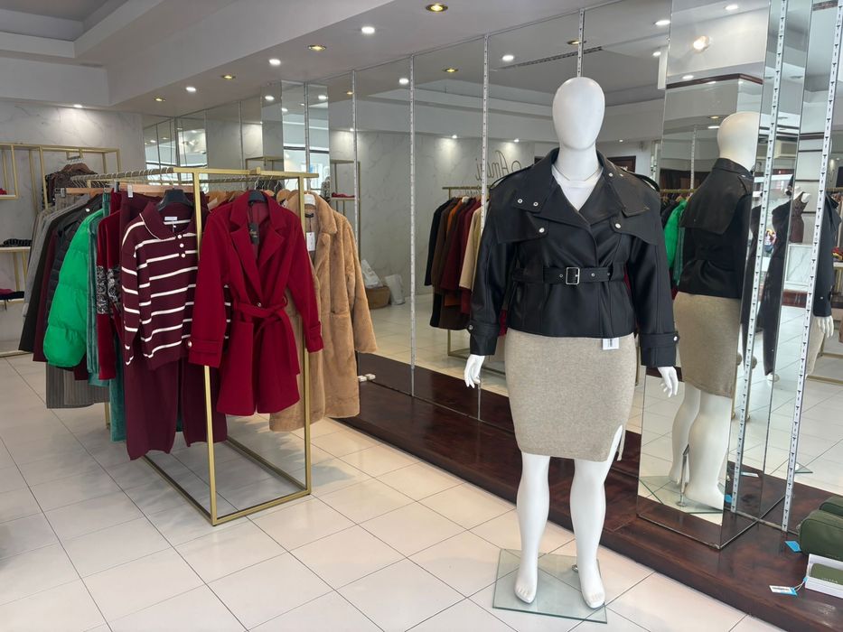 Mobiliario de loja  de roupas( balcao, mesa, moveis, charriots, baroes