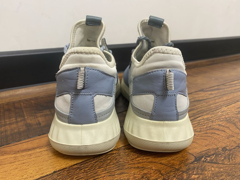 Кросівки Ecco.