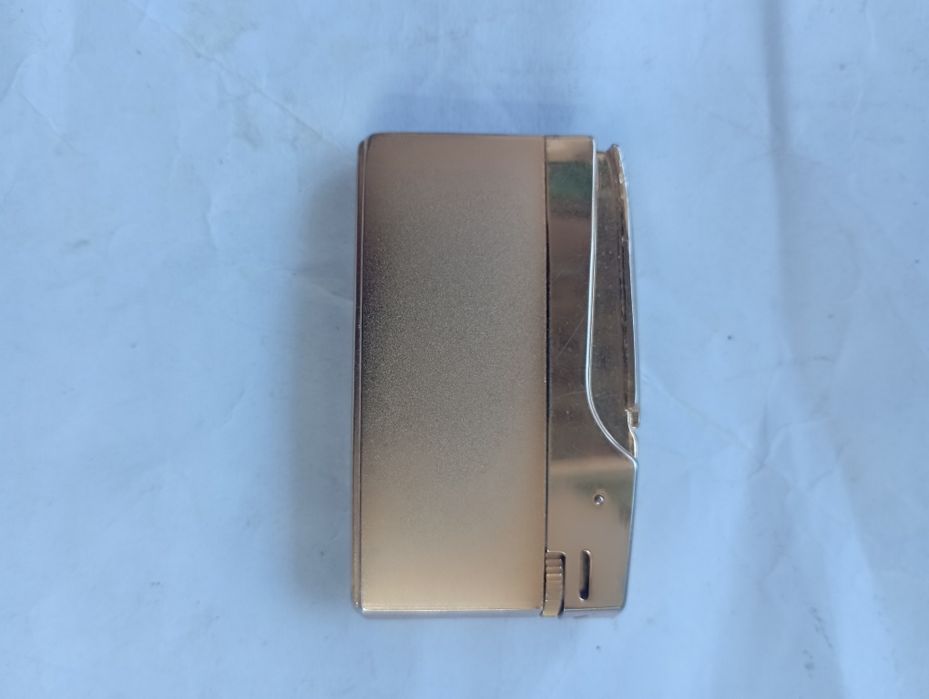 Газовая зажигалка.