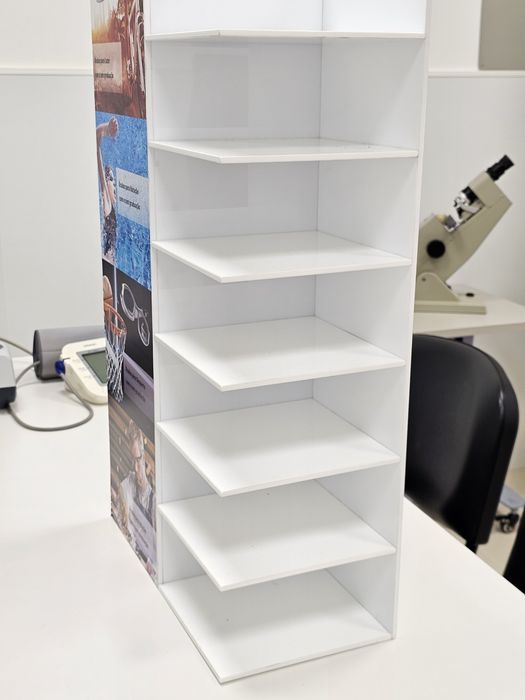 Expositor acrílico branco com prateleiras e arrumação