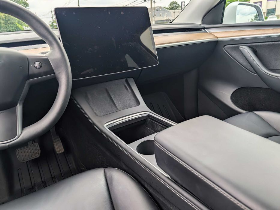 Tesla Model Y      2023
