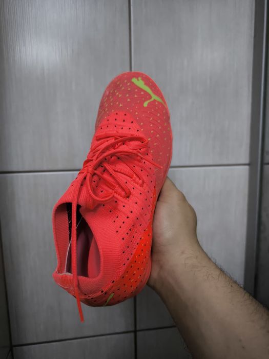 Buty Piłkarskie Halówki PUMA FUTURE Z IT  Rozmiar 36  Neon Coral  Stan BDB