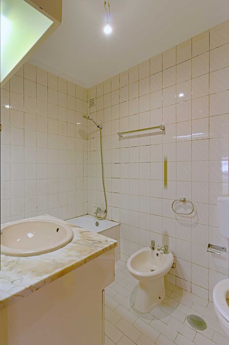 Apartamento T3 com 2 WC e garagem fechada junto às Portas da Maia