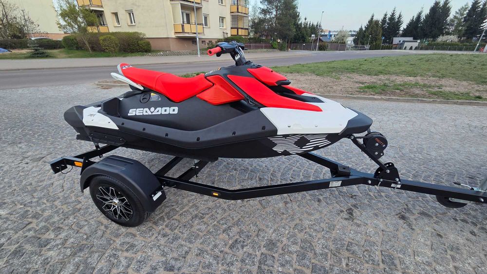 Sea-Doo Spark Trixx 90 (3-os.) – Dragon Red / Bright White