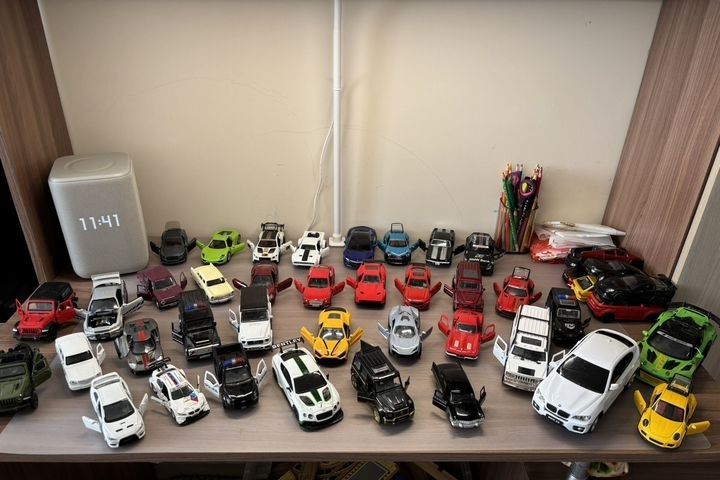 Лот машинок металевих