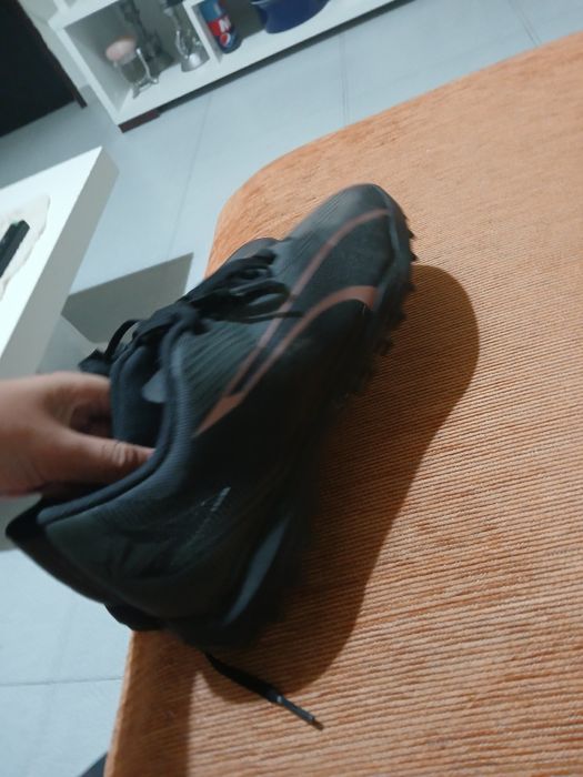 Chuteira da puma preta e rosé