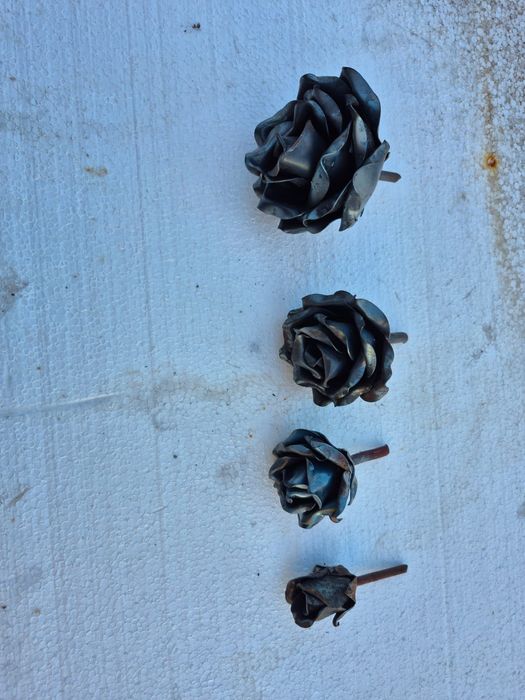 Ŕóża ręcznie kuta