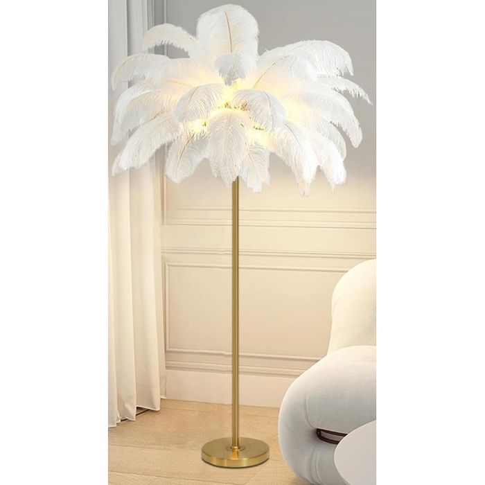 lampa z piórami białe pióra i złota podstawa