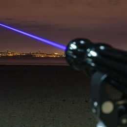 Laser azul de alta potência 5000mw com carregamento por USB.