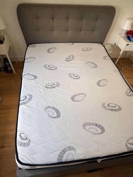Cama, cabeceira e colchao