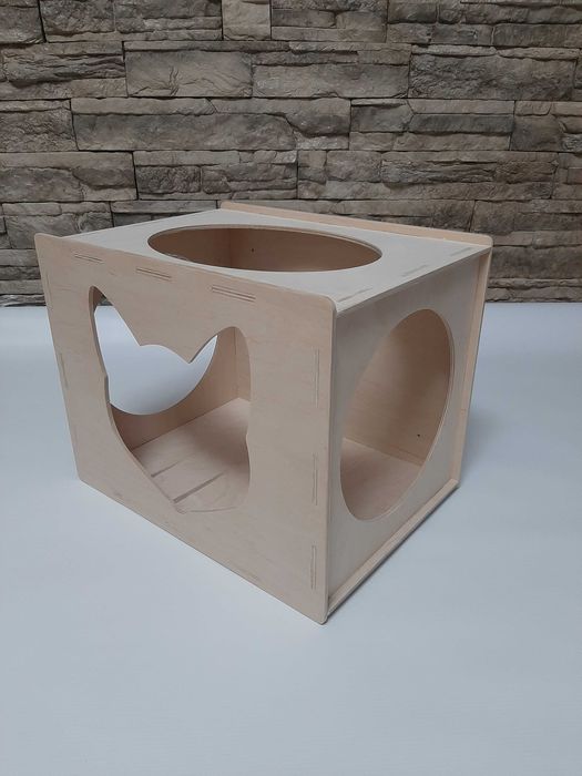 Wiszący domek, budka dla kota na ścianę