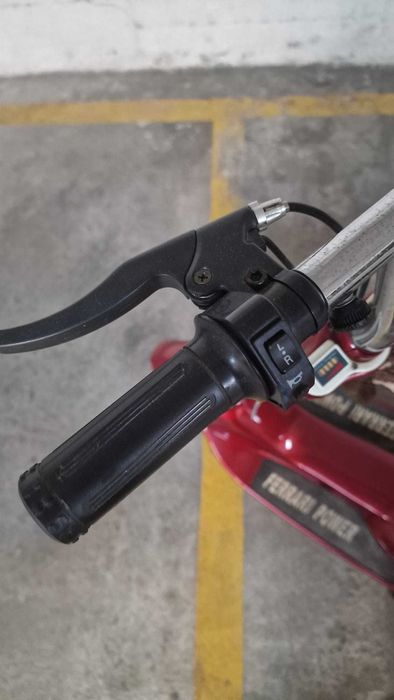 Mini scooter Elétrica Retro Vermelha a Funcionar – precisa de baterias