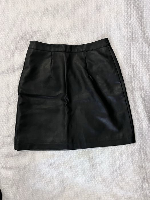 Czarna skórzana mini spódnica z kieszeniami XS Primark