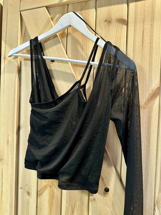 Czarny asymetryczny siateczkowy top