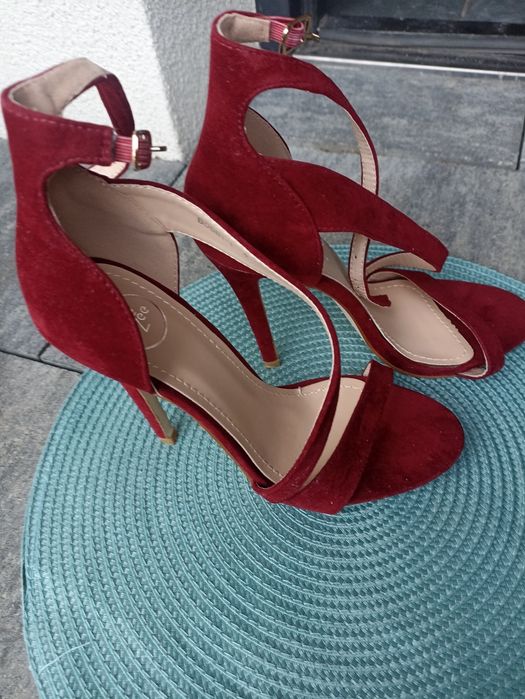 Sandałki na obcasie