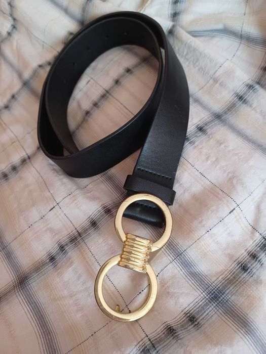 Czarny pasek złota klamra dwa duże koła marki Topshop.