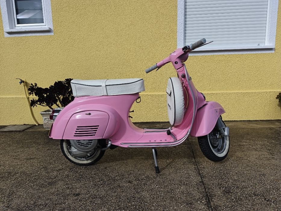 Vespa 50s restaurada rosa